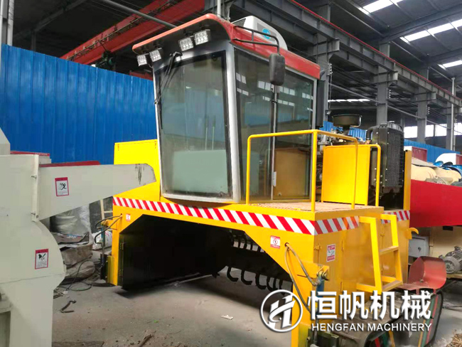 一套雞糞有機(jī)肥加工設(shè)備多少錢(qián)?投資需要多久能夠回本?(圖1) 履帶翻拋機(jī)