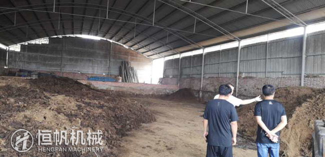 鄭州恒帆機(jī)械為溫縣客戶實(shí)地規(guī)劃年產(chǎn)三萬(wàn)噸牛糞有機(jī)肥生產(chǎn)線項(xiàng)目(圖3) 牛糞倉(cāng)儲(chǔ)廠區(qū)參觀